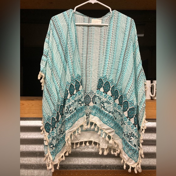 Bobbie Brooks Sweaters - 🥰 Bobbie Brooks Women’s Beautiful Poncho With Tassels 😍